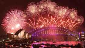 Fuegos artificiales en Sídney para celebrar la llegada de 2017 / EFE