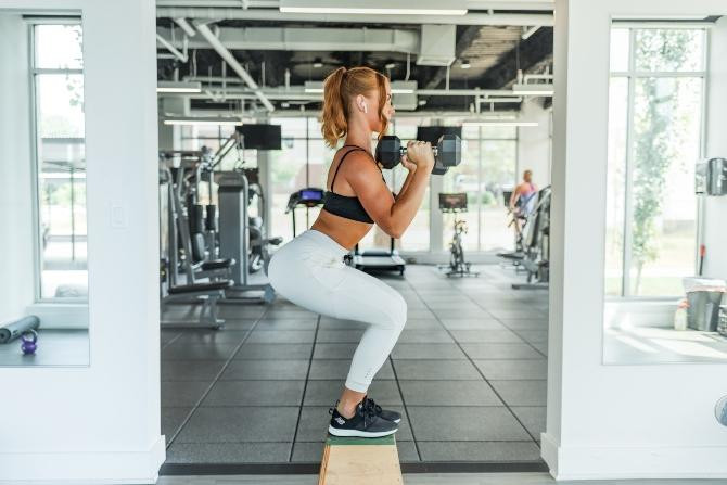 Mujer haciendo ejercicio para fortalecer los glúteos / Benjamin Klaver en UNSPLASH