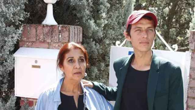 Imagen de Camilo Blanes y Lourdes Ornelas en la puerta de su casa /EUROPA PRESS