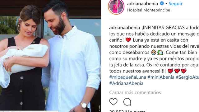 Adriana Abenia junto a su marido e hijo