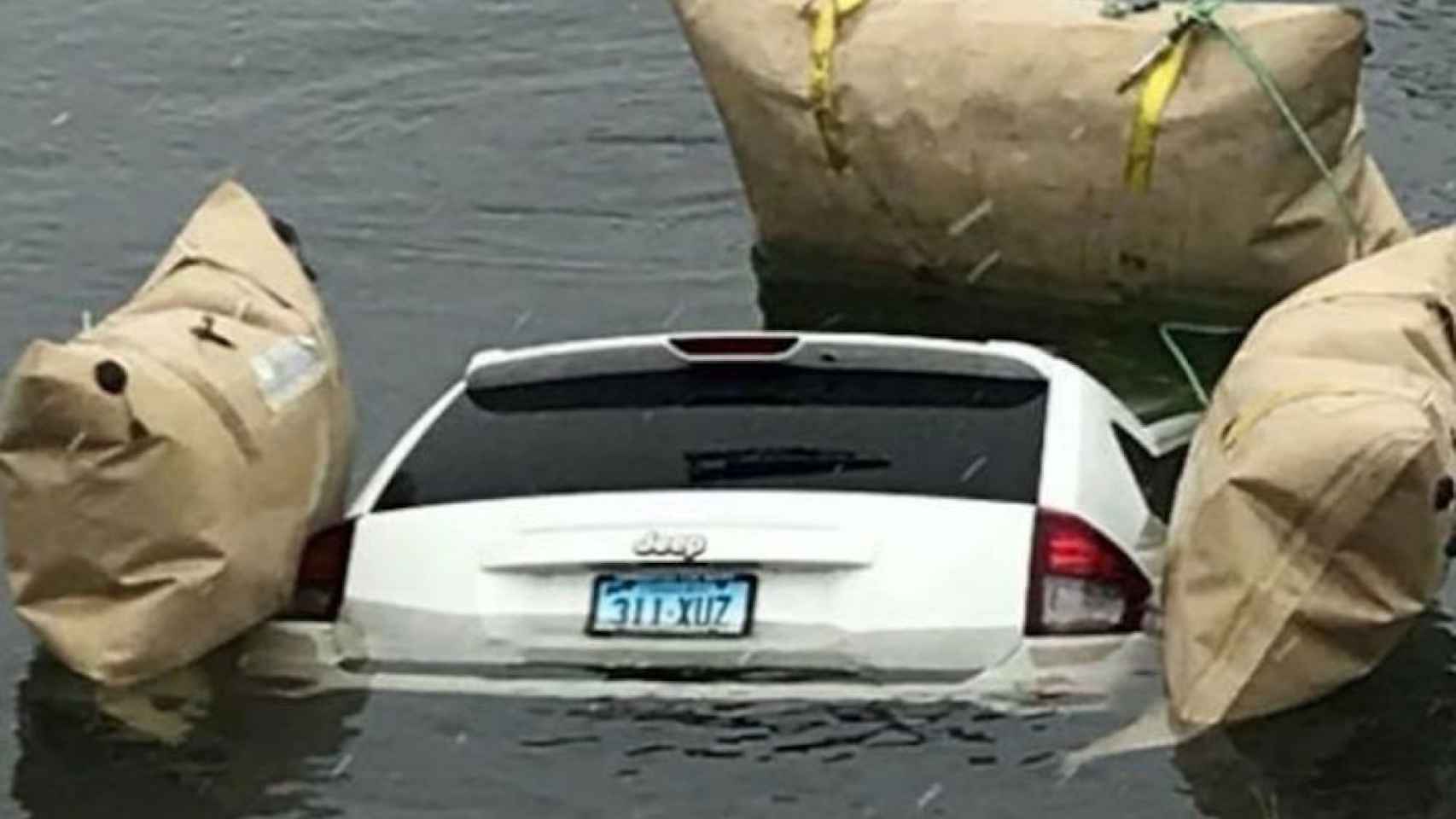 Una foto de archivo del coche dentro del lago congelado que indicó el GPS