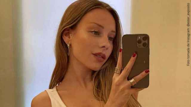 Ester Expósito se hace un selfie en el espejo / REDES