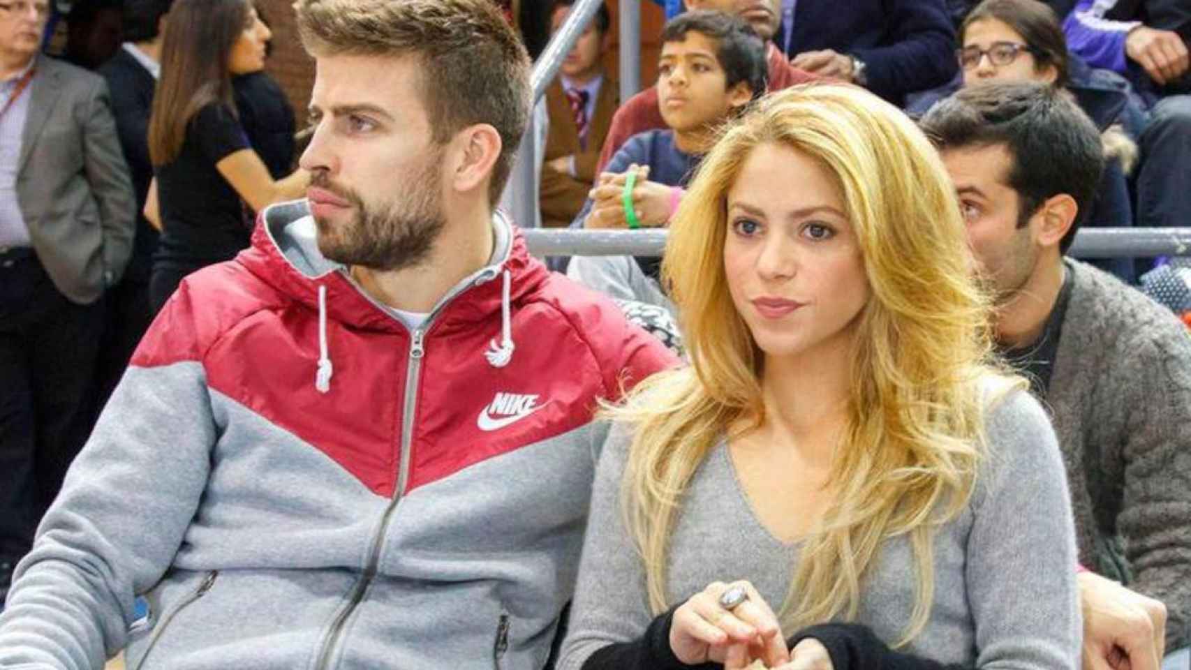 Shakira y Piqué vindo un partido de baloncesto  2