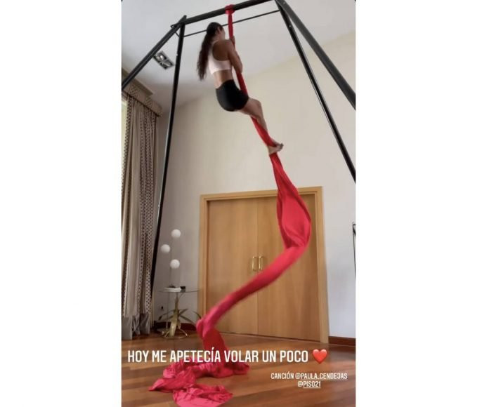 Cristina Pedroche monta las telas acrobáticas en casa