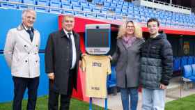 Joan Laporta, acompañado de Xavier Puig, presenta el fichaje del Robot Joyce para el Barça Femenino / FCB