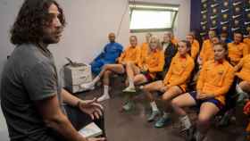Carles Puyol, dando una charla al Barça Femenino / FCB