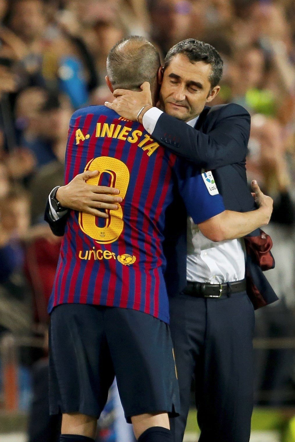 Abrazo entre Andrés Iniesta y Ernesto Valverde / EFE