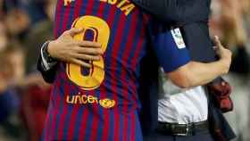 Abrazo entre Andrés Iniesta y Ernesto Valverde / EFE