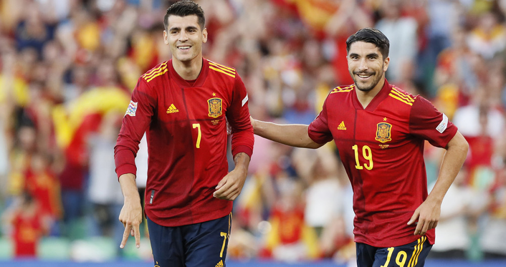 Morata celebra, junto a Carlos Soler, su gol contra Portugal / EFE