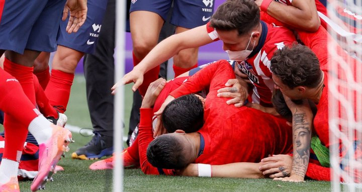 Los jugadores del Atlético arrollan a Luis Suárez tras marcar el gol decisivo en Valladolid / EFE