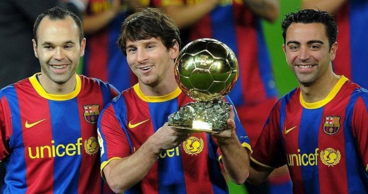Messi, celebrando el Balón de Oro junto a Xavi e Iniesta| EFE