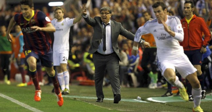Gareth Bale supera a Marc Bartra en la final de Copa del Rey de 2014 / EFE