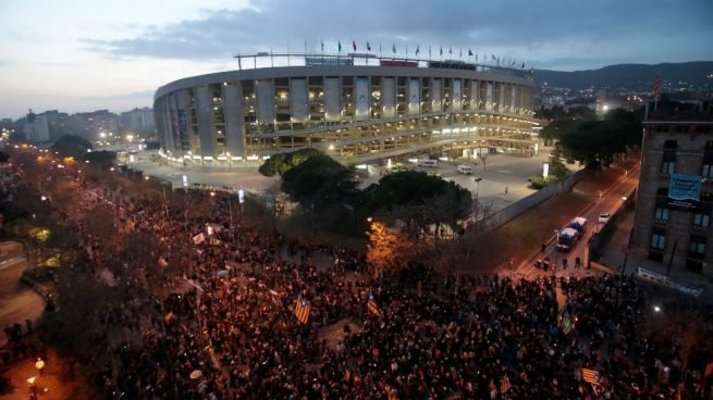 Imagen aérea del Camp Nou con la mobilización de Tsunami / EFE