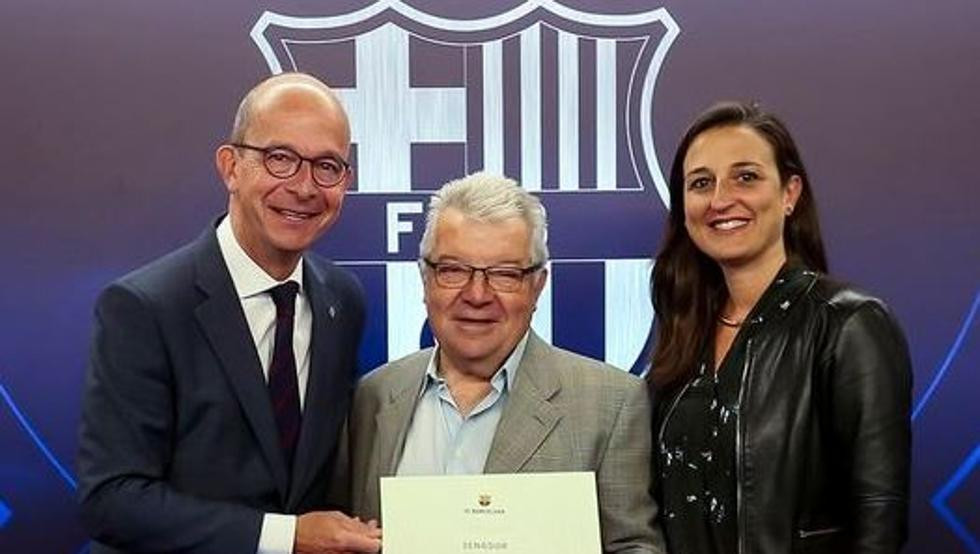 Cardoner y María Teixidor entregan a Minguella su distinción como senador del Barça / FCB