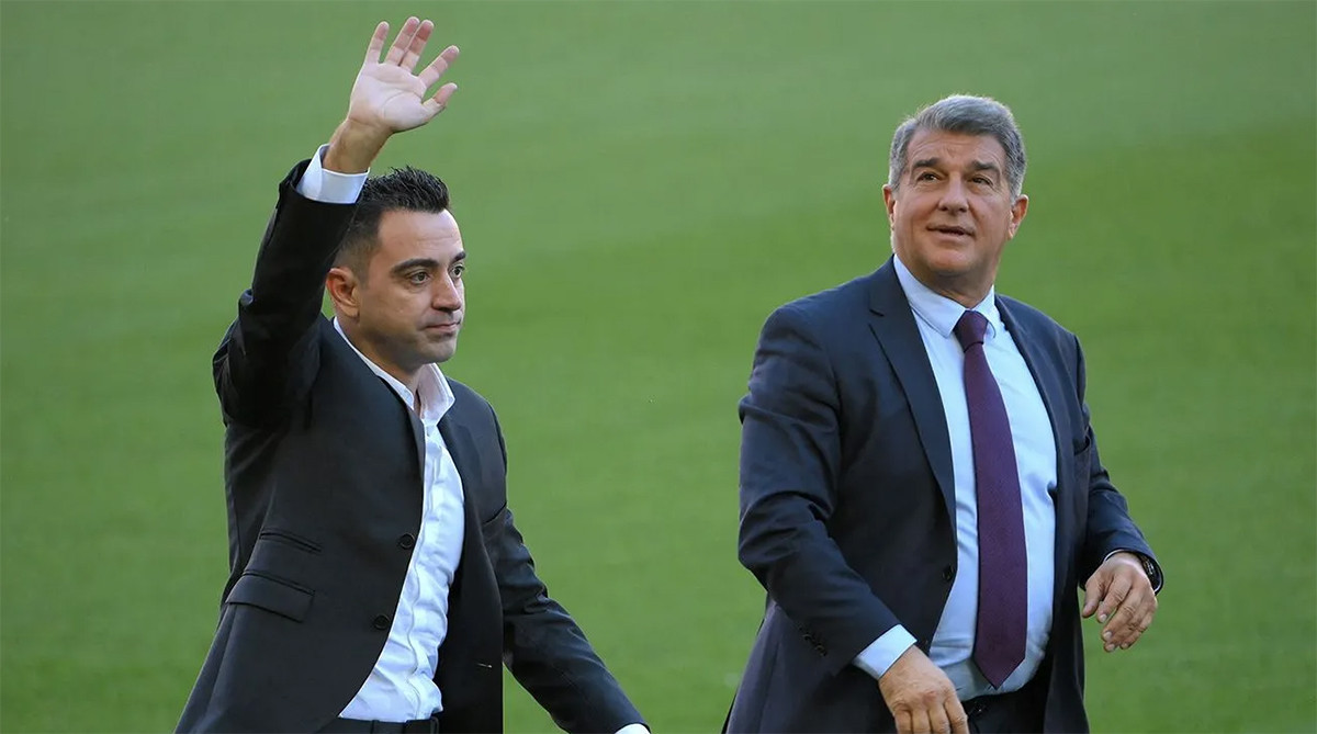 Laporta y Xavi, sobre el césped del Camp Nou / REDES