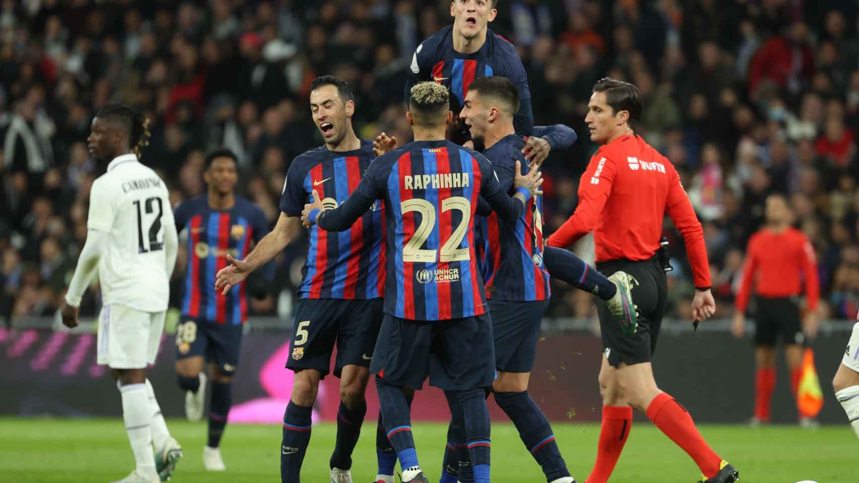 Gavi, Busquets, Raphinha y Ferran celebran el gol del Barça frente a Munuera Montero / EFE