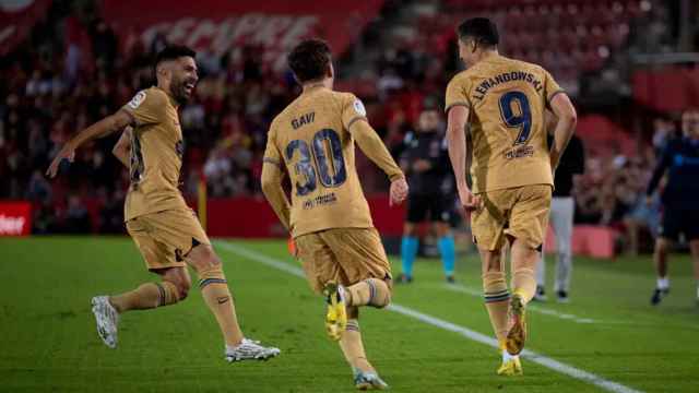 Jordi Alba y Gavi celebran el gol anotado de Lewandowski, durante el triunfo del Barça en Son Moix / FCB