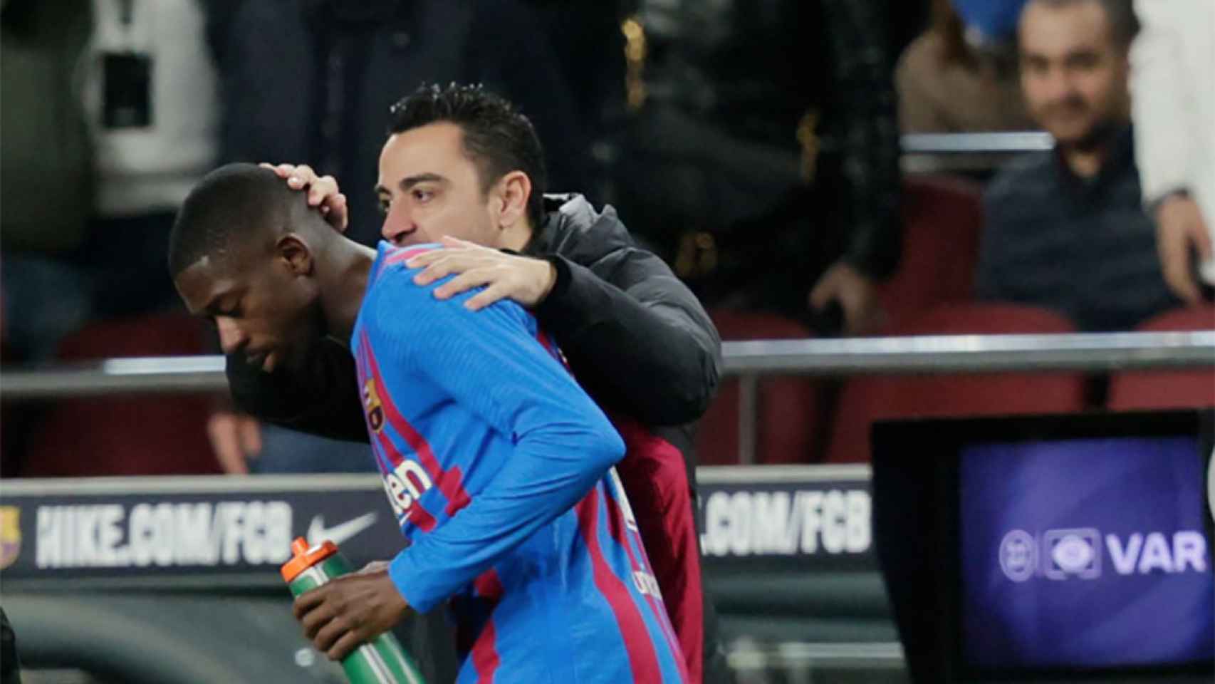 Xavi Hernández, animando a Dembelé, a un paso de renovar por el Barça, antes de salir a jugar / REDES