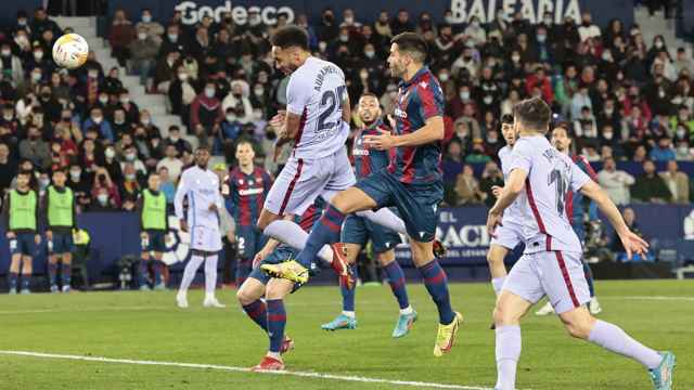 El cabezazo de Aubameyang, tras el gran centro de Dembelé, en el Levante-Barça / EFE