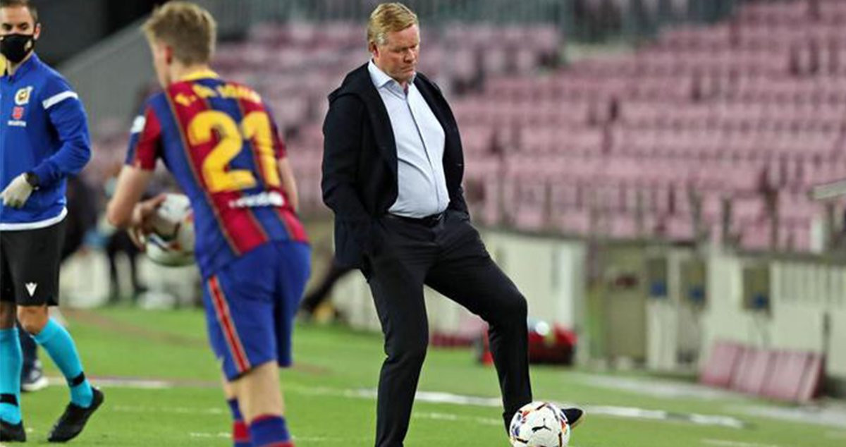 Koeman en el Camp Nou controlando un balón / FC BARCELONA