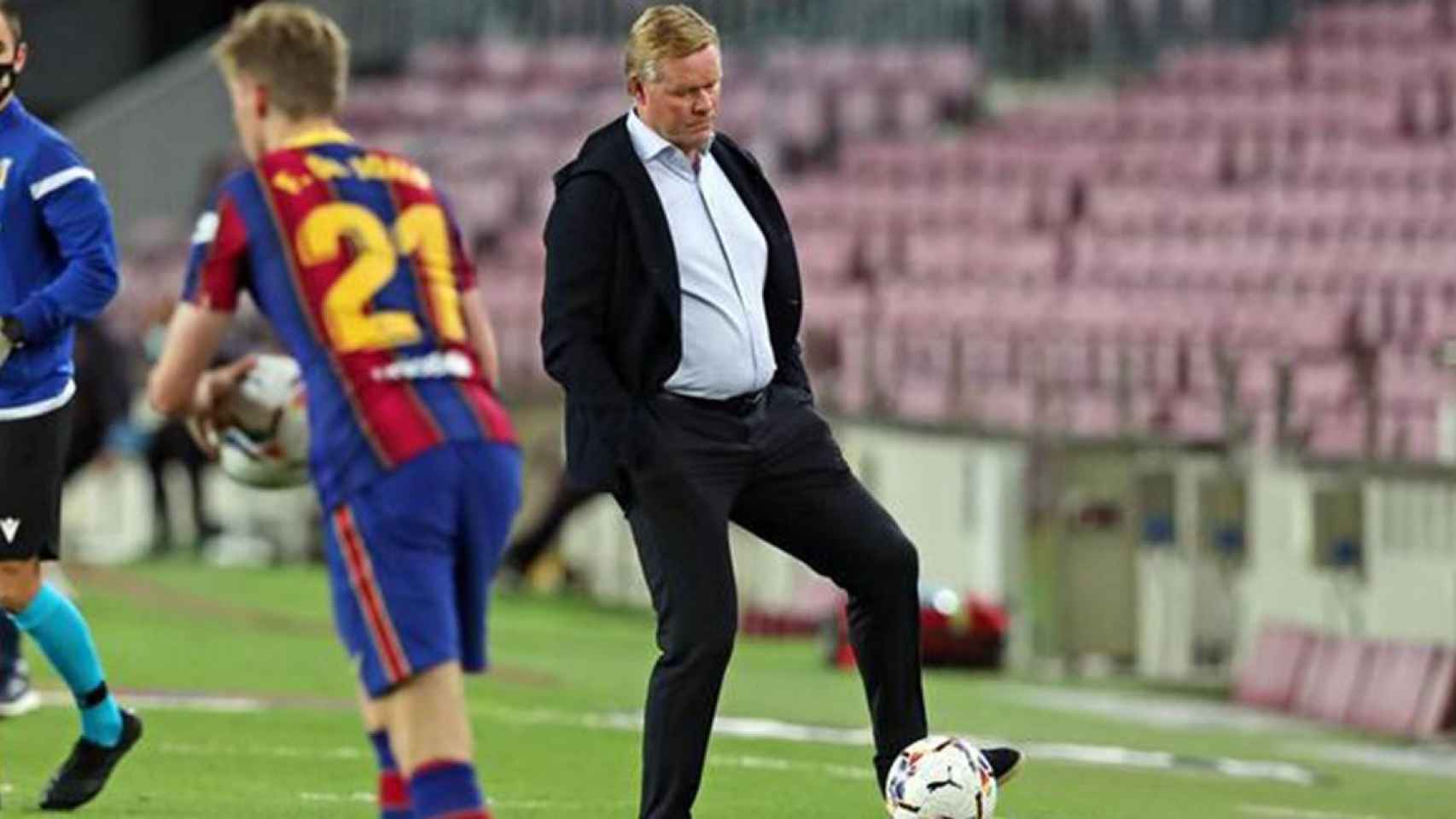 Koeman en el Camp Nou controlando un balón / FC BARCELONA