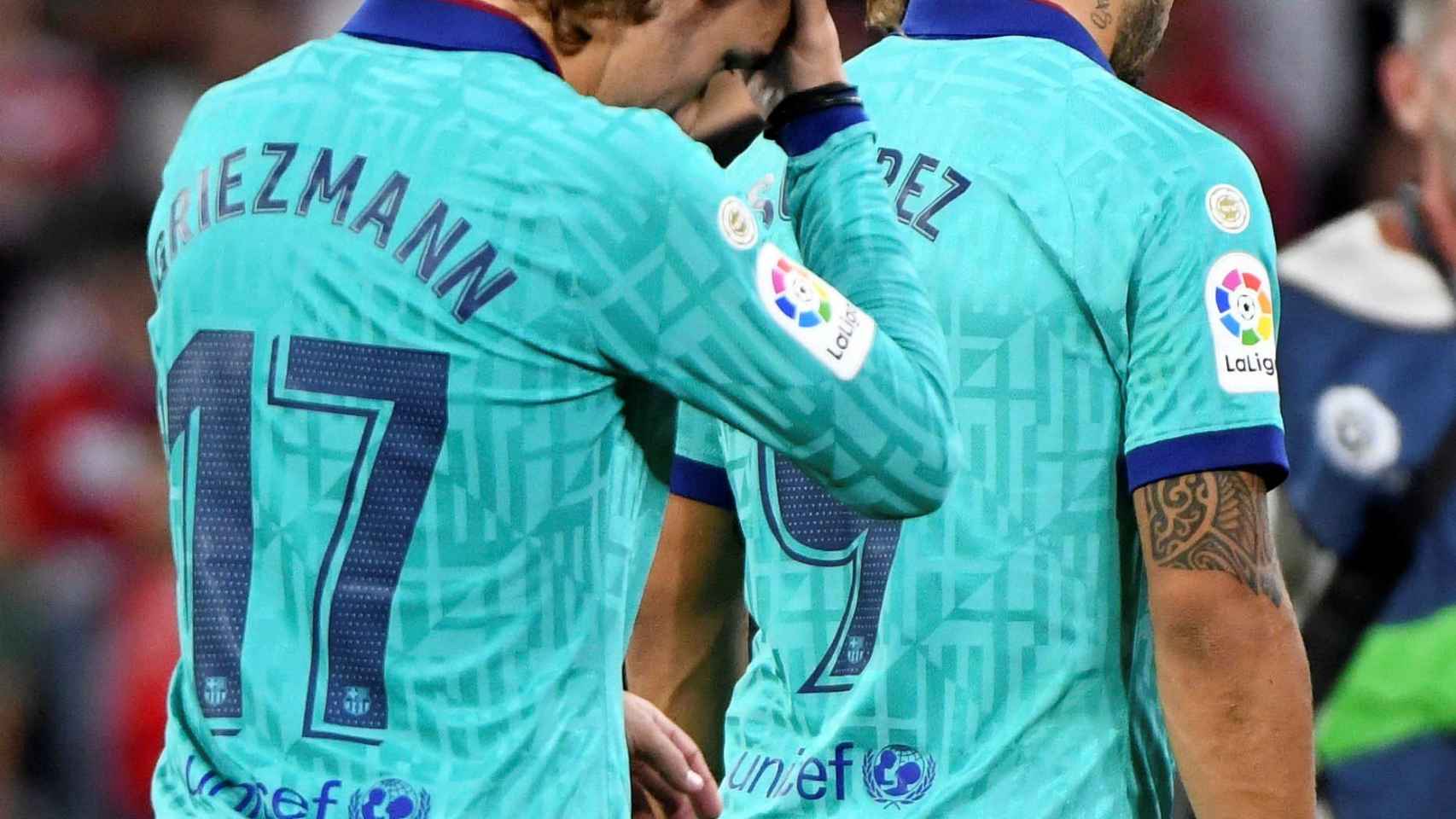 Griezmann y Luis Suárez se lamentan tras el fatal partido del Barça en Los Cármenes / EFE