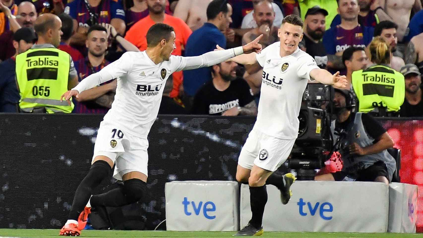 Rodrigo y Gameiro celebrando un gol contra el Valencia / EFE