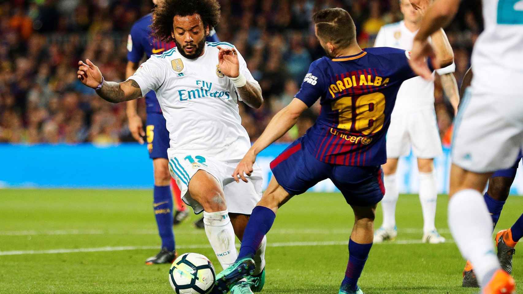 Marcelo y Jordi Alba pugnan por un balón en el último clásico disputado en el Camp Nou (2-2) / EFE