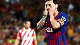 Leo Messi se lamenta durante el descontrolado Barça-Girona / EFE