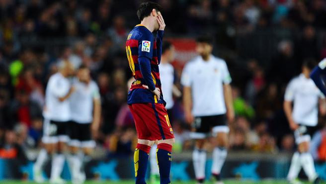 Leo Messi, decepcionado, tras la derrota del Barça ante el Valencia en 2016 : EFE