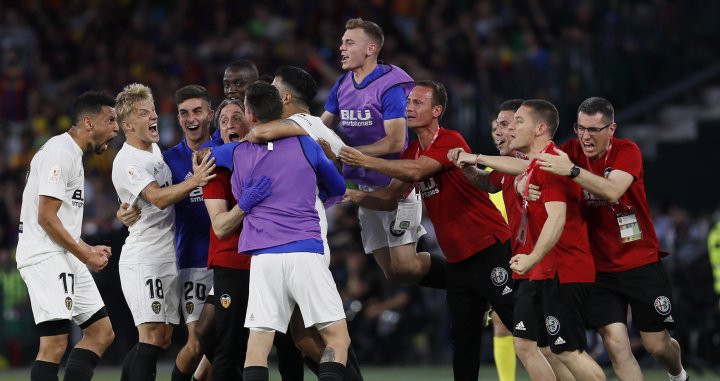 Una foto de los jugadores del Valencia Rodrigo celebrando un gol en la final de la Copa del Rey /EFE