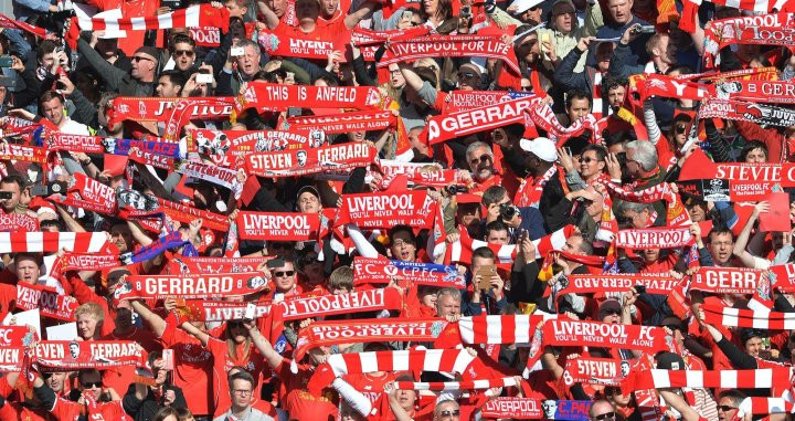 Aficionados del Liverpool cantando el himno del Liverpool / EFE