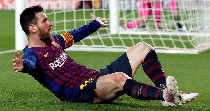 Leo Messi festeja tumbado en el césped del Camp Nou, su templo / EFE