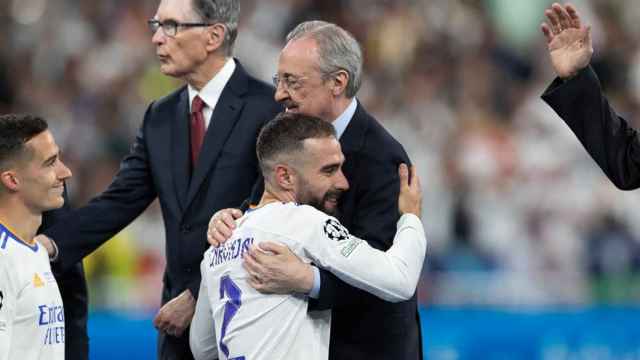 Florentino Pérez y Dani Carvajal, abrazándose tras conquistar un título del Real Madrid / REDES