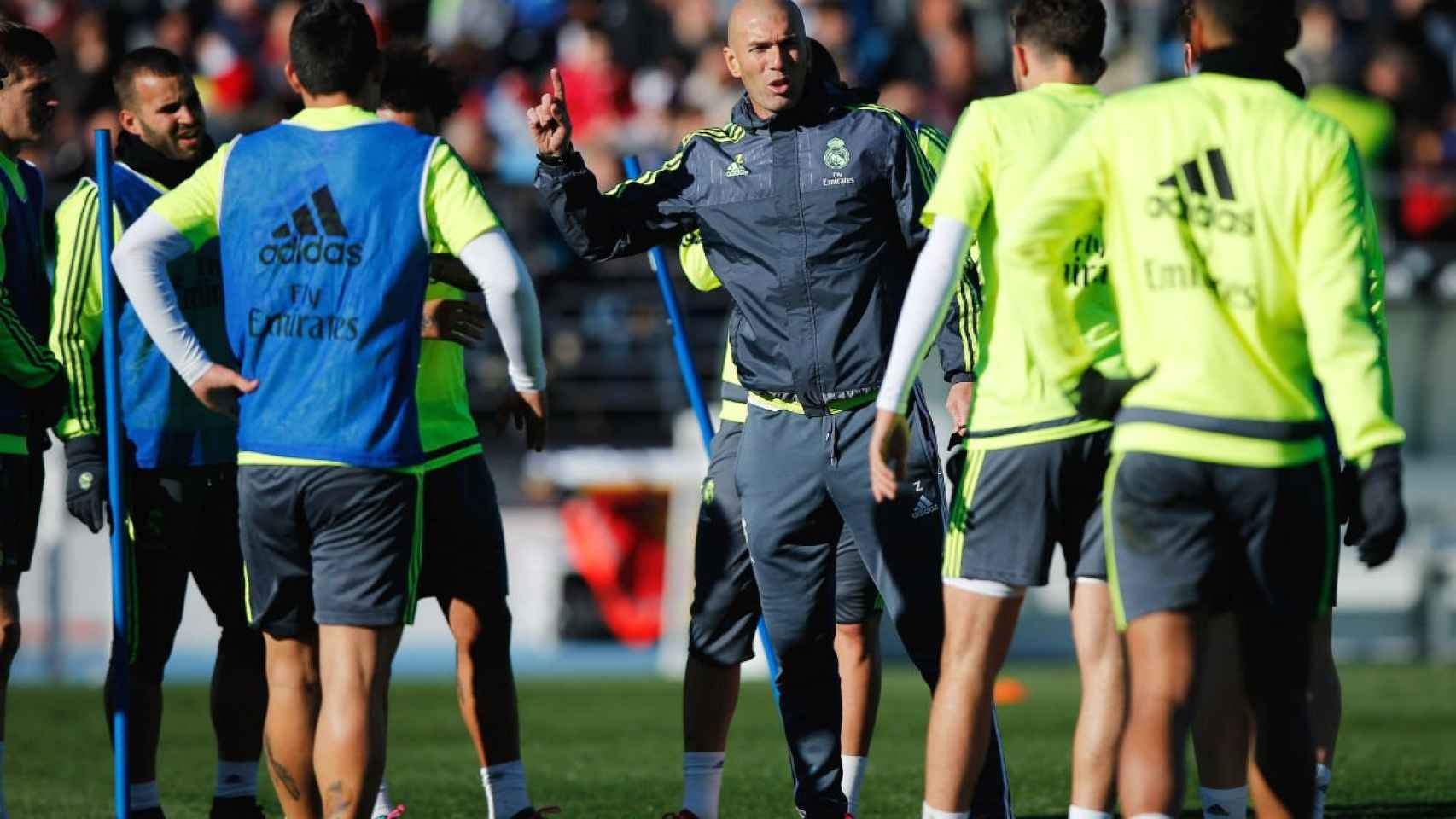 Zidane charla con sus jugadores en un entrenamiento | RM