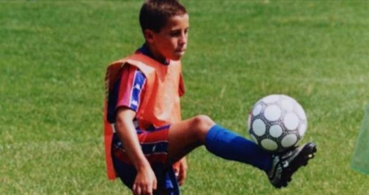 Una foto de Eden Hazard de pequeño vestido del Barça