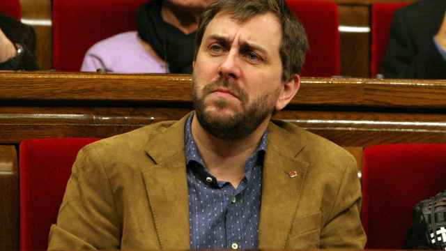 Toni Comín en su escaño del Parlamento de Cataluña / EFE