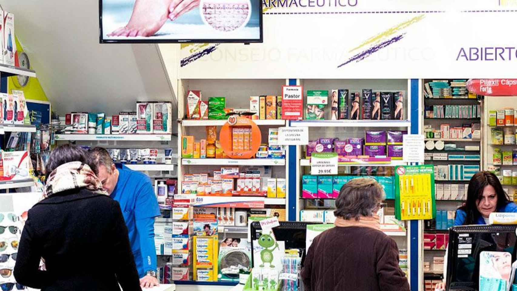 Consumidores en una de tantas farmacias. Salud / COFARES