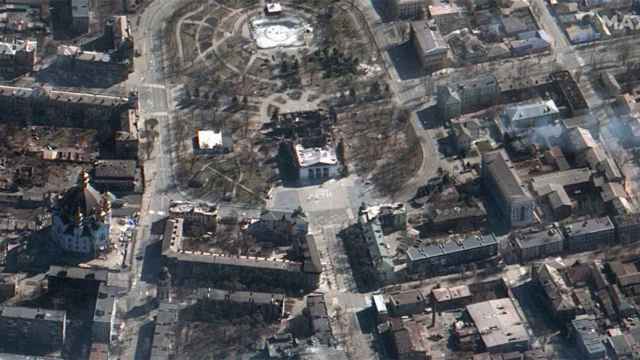 Imagen satelital de la zona del teatro bombardeado de Mariúpol / MAXAR
