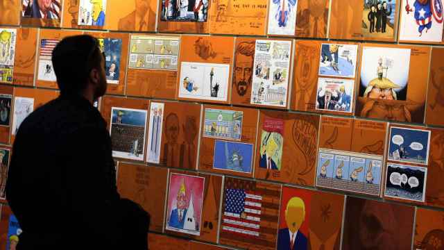 Un visitante observa la exposición sobre Donald Trump en el Salón del Cómic de Barcelona / EFE