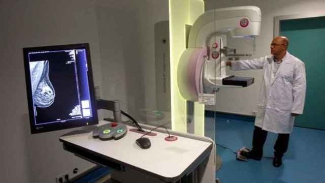 Un radiólogo con aparataje para realizar mamografias de detección del cáncer de mama / EFE