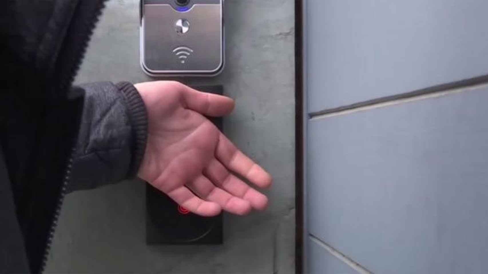 El empleado de una empresa belga accede a la oficina con el microchip implantado en la mano