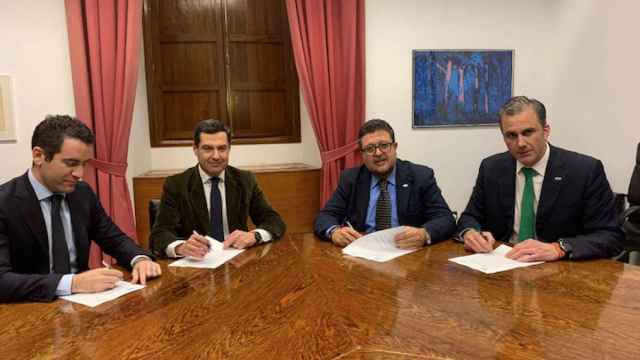 Juan Manuel Marín (PP) y Javier Ortega Smith (Vox) firman el acuerdo en Andalucía / TWITTER