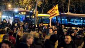 Independentistas cortando el tráfico en la avenida Meridiana de Barcelona / EFE