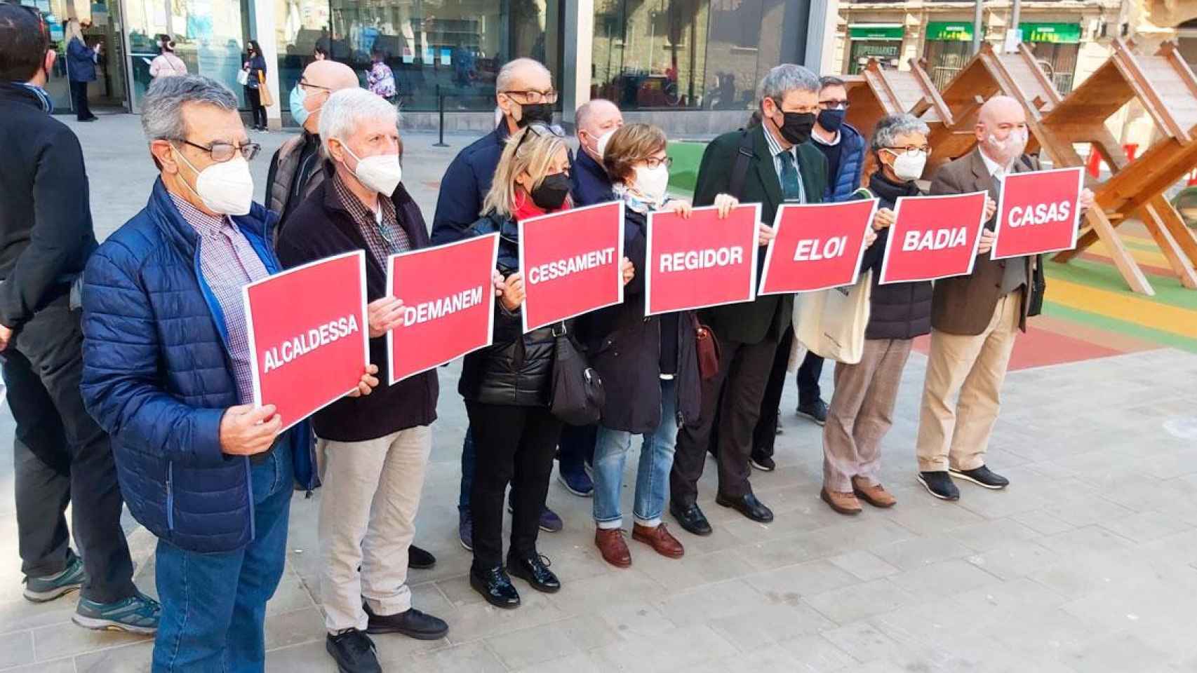 Los vecinos de Barcelona, con carteles que piden la destitución del concejal Eloi Badia / CG