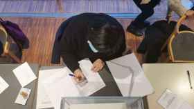 Últimos preparativos para iniciar la jornada electoral en el colegio formado en la biblioteca Joan Miró / LENA PRIETO (CG)