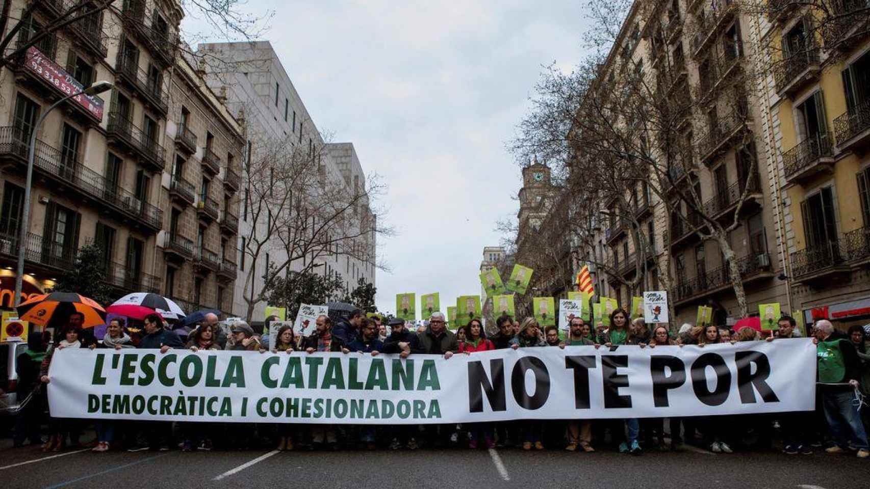 Manifestación en Barcelona en contra de la equiparación del castellano con el catalán en las escuelas catalanas / EFE