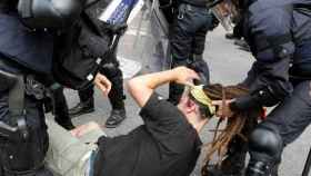 Uno de los indignados del 15M durante el desalojo de plaza Catalunya en mayo de 2011 / EFE
