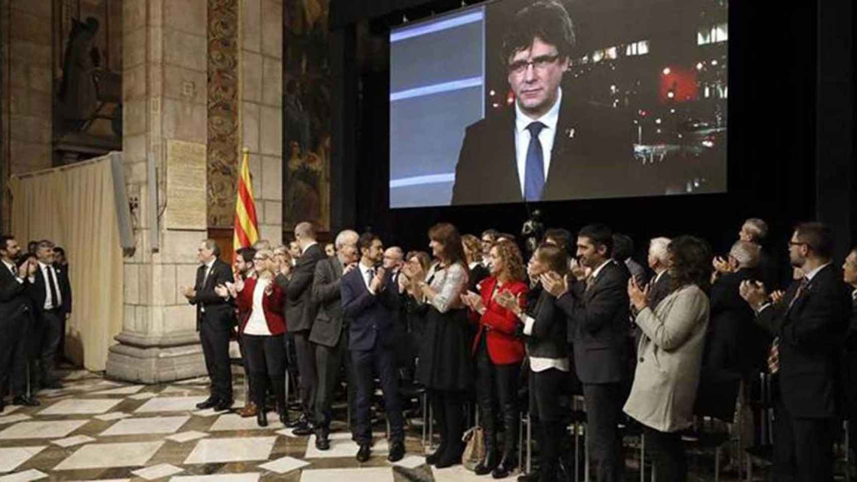 Quim Torra y el resto de su Govern aplauden la intervención por videoconferencia de Carles Puigdemont en la presentación del Consejo de la República / EFE