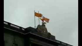 Bandera española dañada en lo alto de la Generalitat, supuestamente a causa del temporal Gloria / TWITTER (@kikoP9)